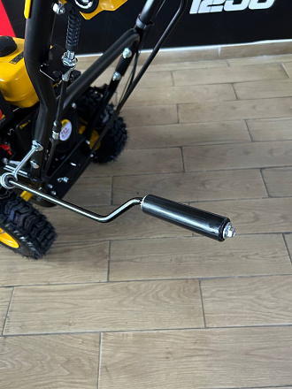 Бензиновая снегоуборочная машина SB 560 LP, 212 cc, электростартер, фара Denzel